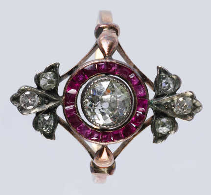 Кольцо из желтого и белого металла, общим весом 2,37 грамма, содержит вставки из бриллиантов и рубинов